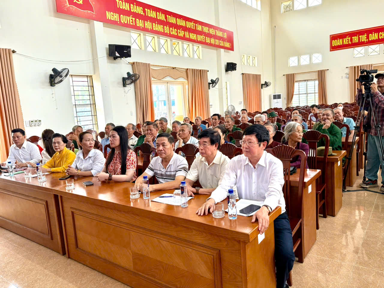 ẢNH CHƯƠNG TRÌNH - SỐNG MÃI VỚI NON SÔNG - TRAO QUÀ TẠI THÁI NGUYÊN