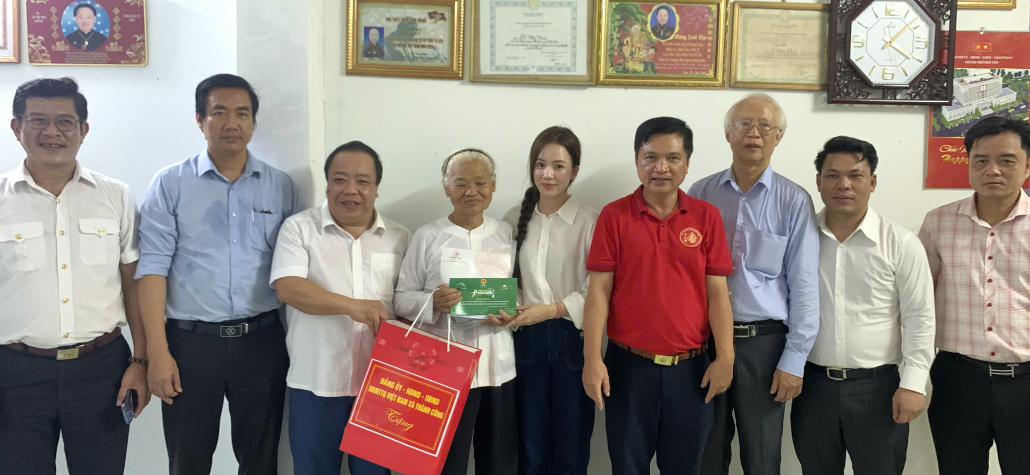 ẢNH CHƯƠNG TRÌNH - SỐNG MÃI VỚI NON SÔNG - TRAO QUÀ TẠI THÁI NGUYÊN