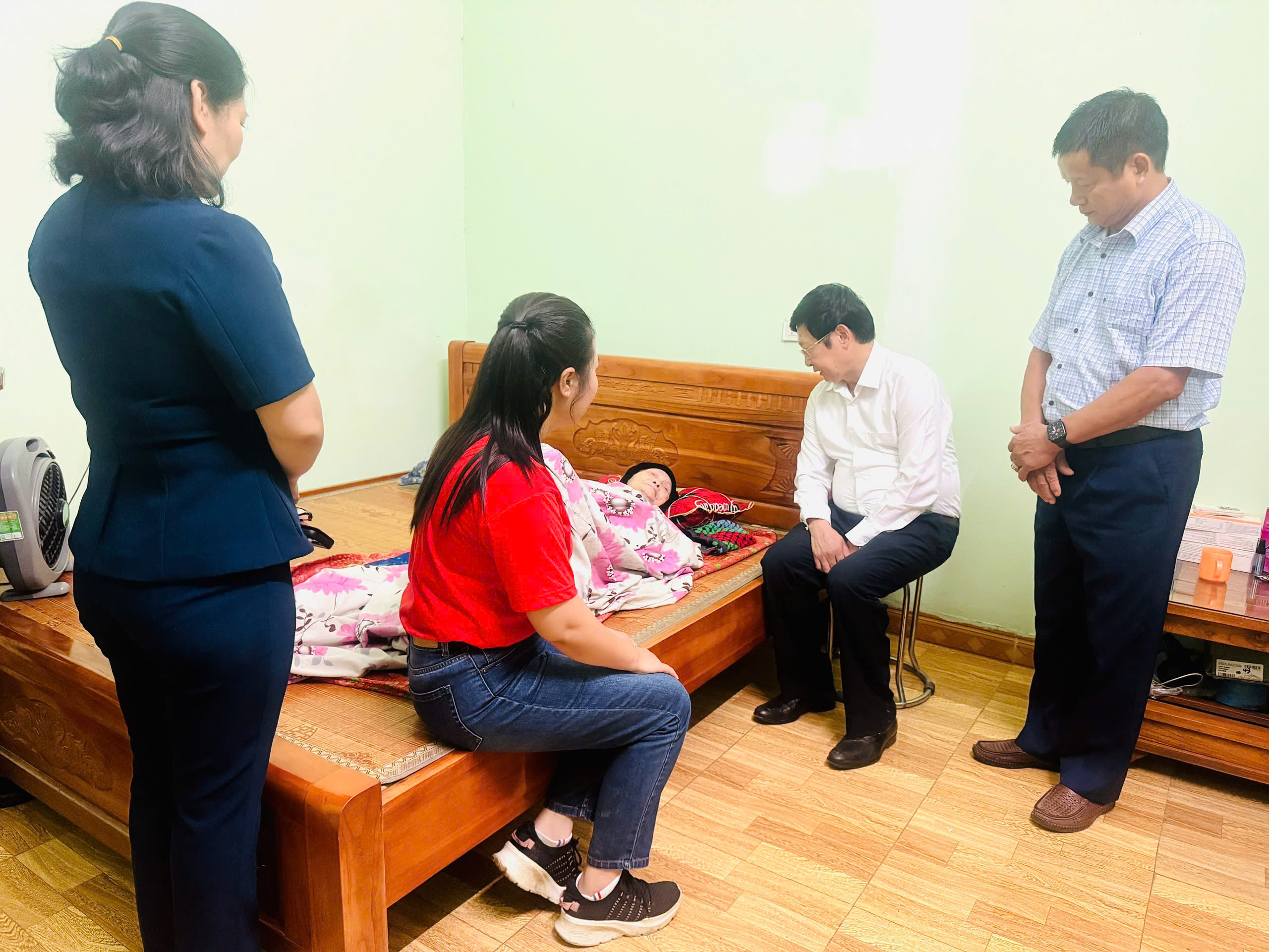 ẢNH CHƯƠNG TRÌNH - SỐNG MÃI VỚI NON SÔNG - TRAO QUÀ TẠI THÁI NGUYÊN