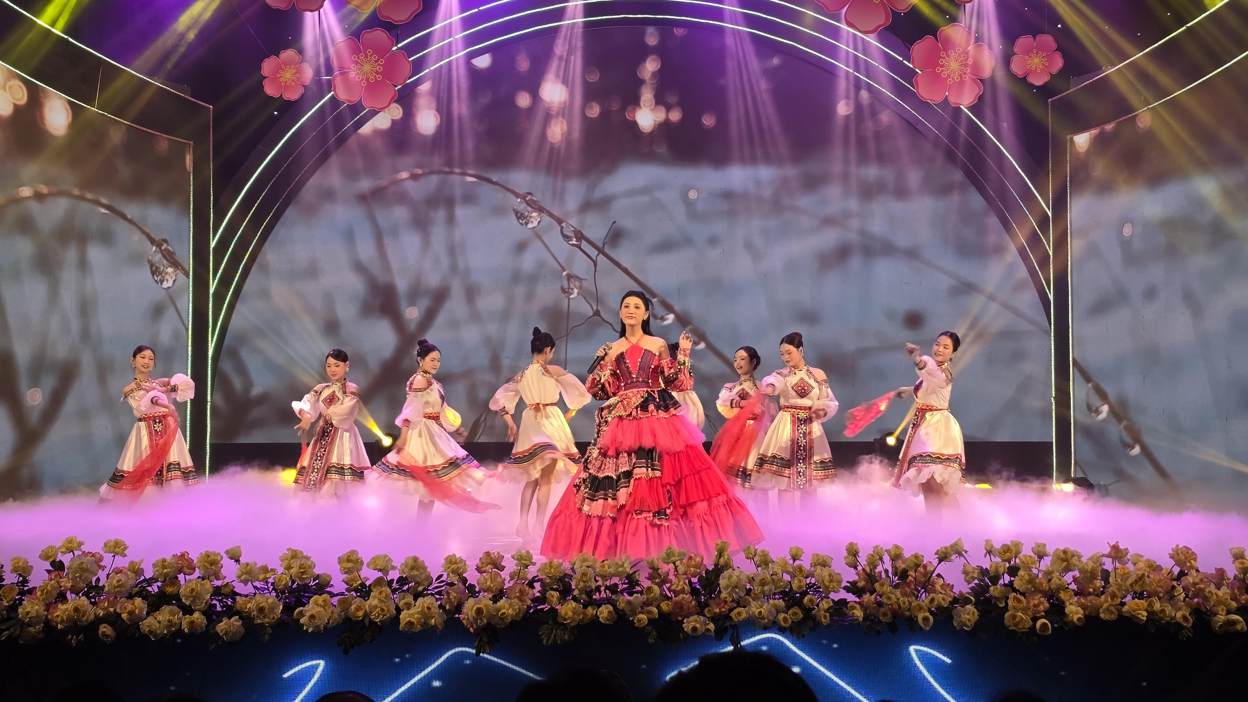 ẢNH CHƯƠNG TRÌNH - Chương trình giao lưu nghệ thuật " Xuân về bản em " năm 2026 -  Truyền hình trực tiếp - Trao quà đợt 3