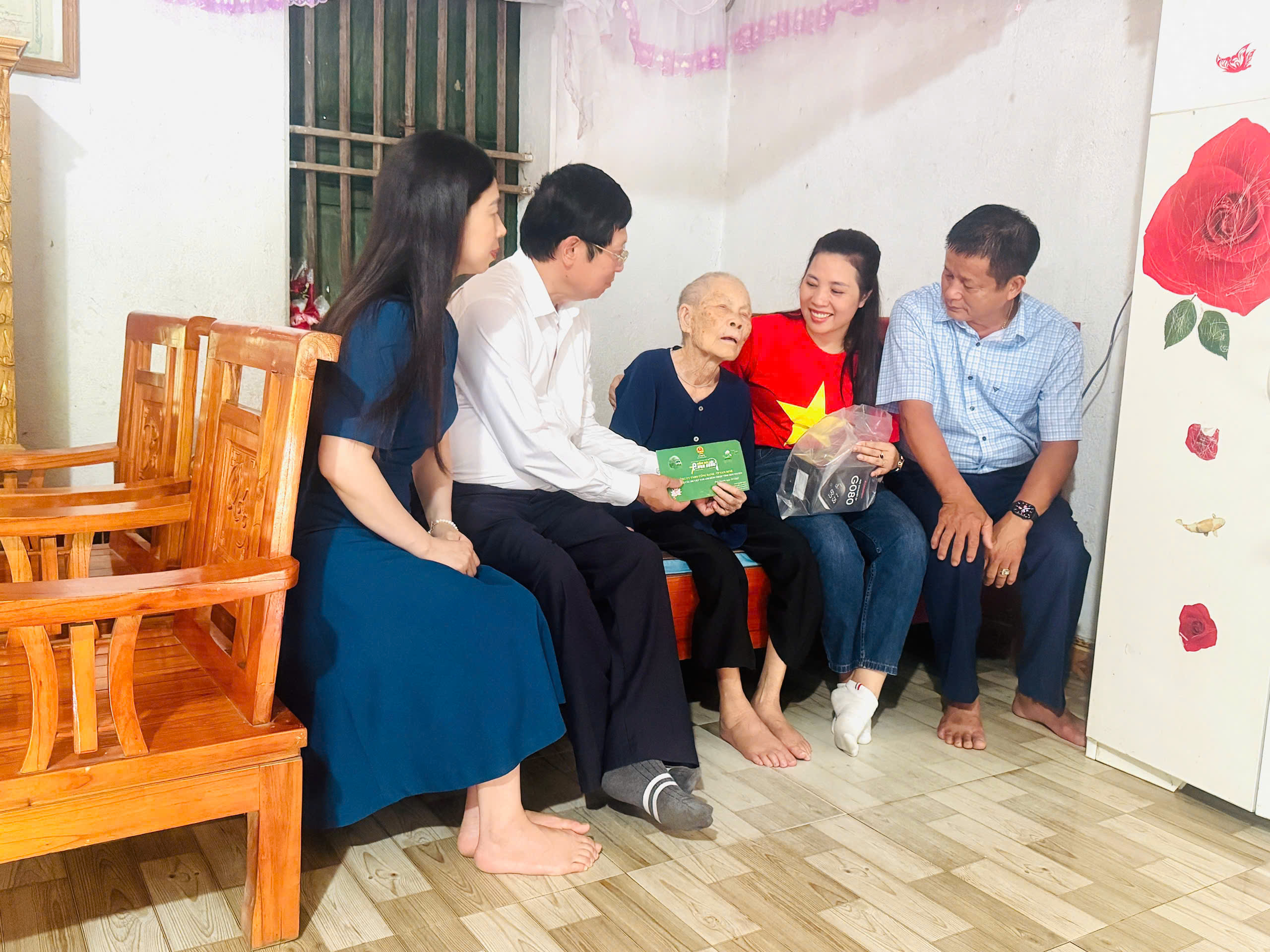 ẢNH CHƯƠNG TRÌNH - SỐNG MÃI VỚI NON SÔNG - TRAO QUÀ TẠI THÁI NGUYÊN