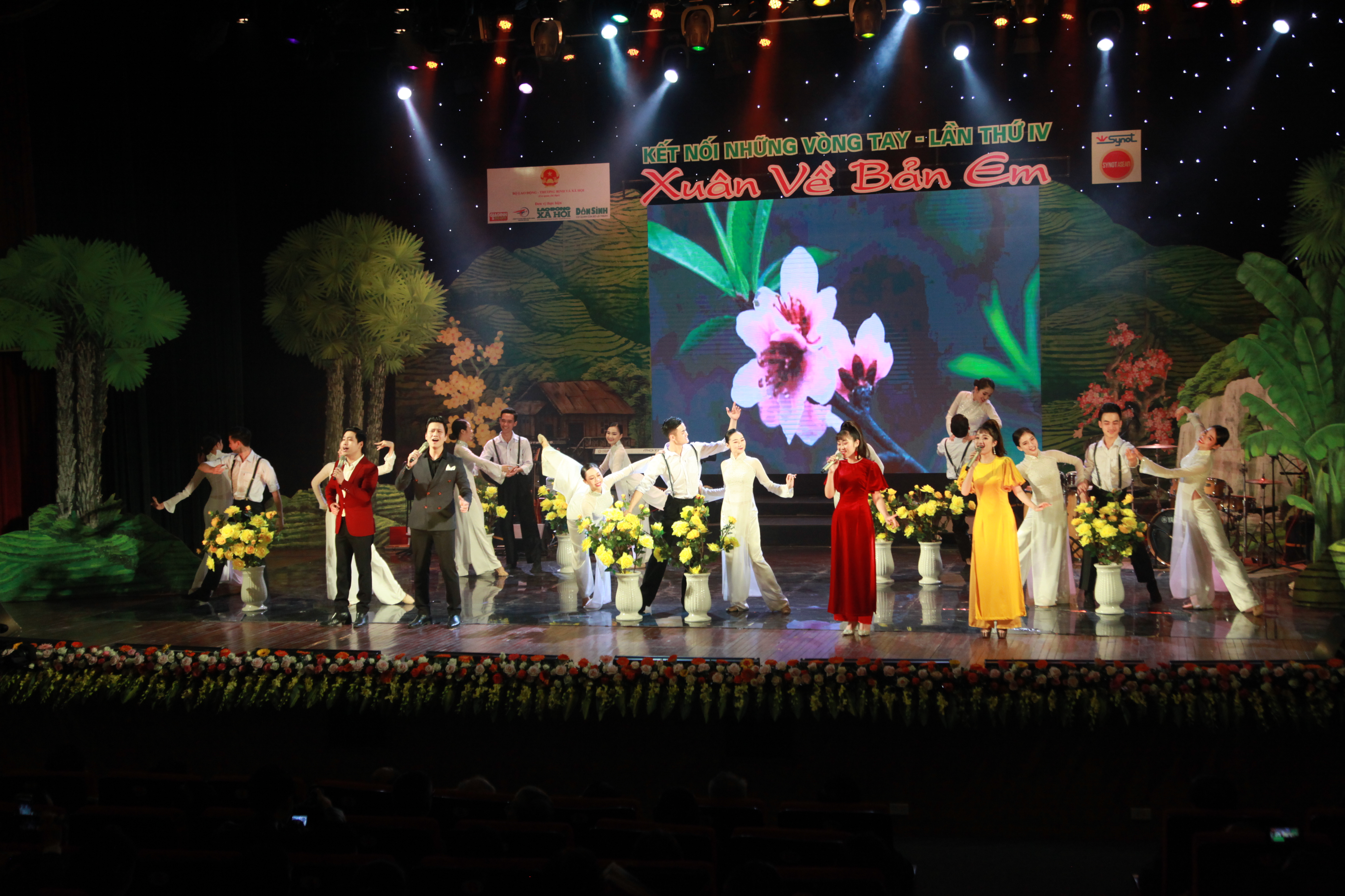 ẢNH CHƯƠNG TRÌNH - KẾT NỐI NHỮNG VÒNG TAY - NĂM 2013