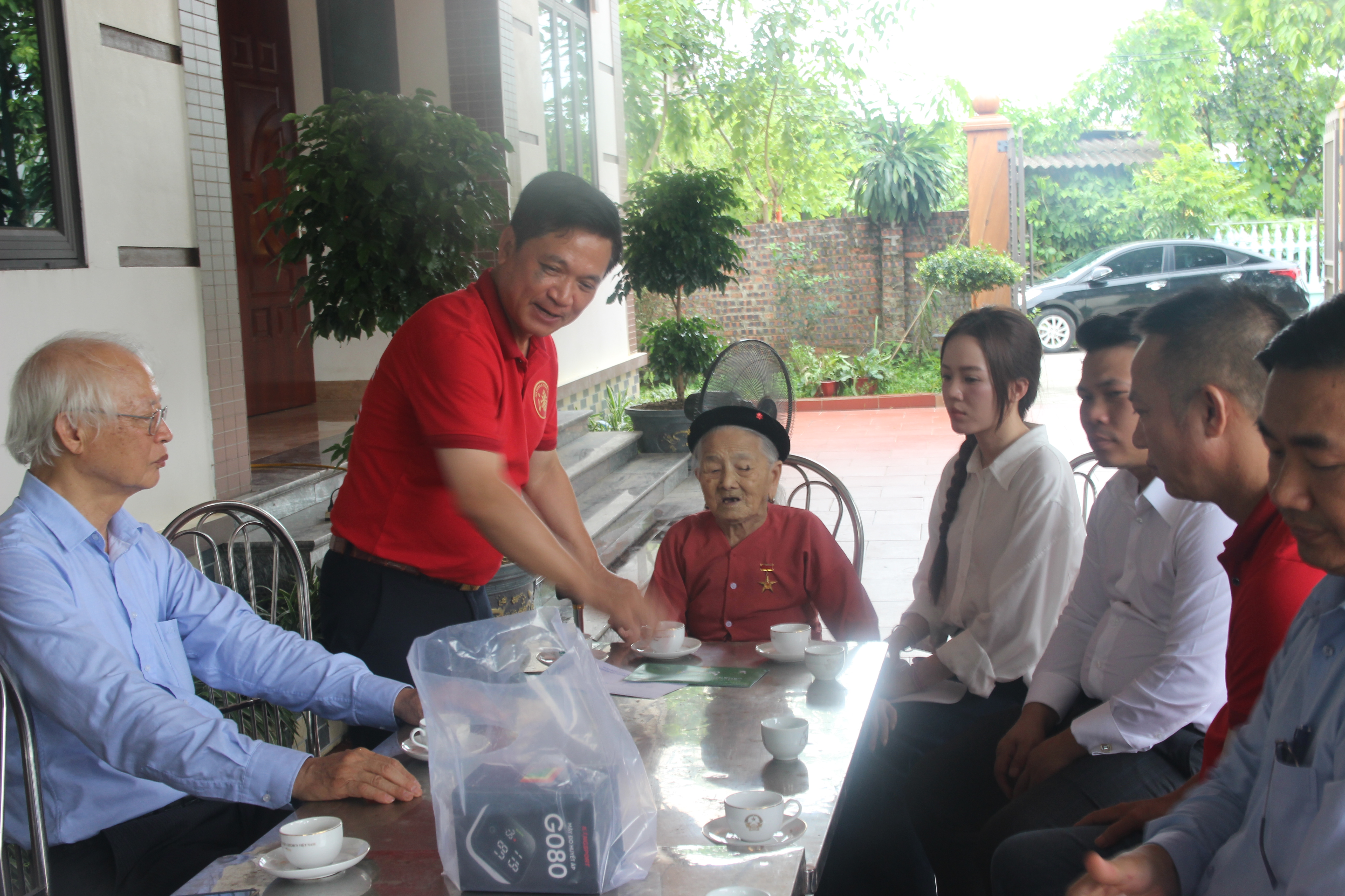 ẢNH CHƯƠNG TRÌNH - SỐNG MÃI VỚI NON SÔNG - TRAO QUÀ TẠI THÁI NGUYÊN