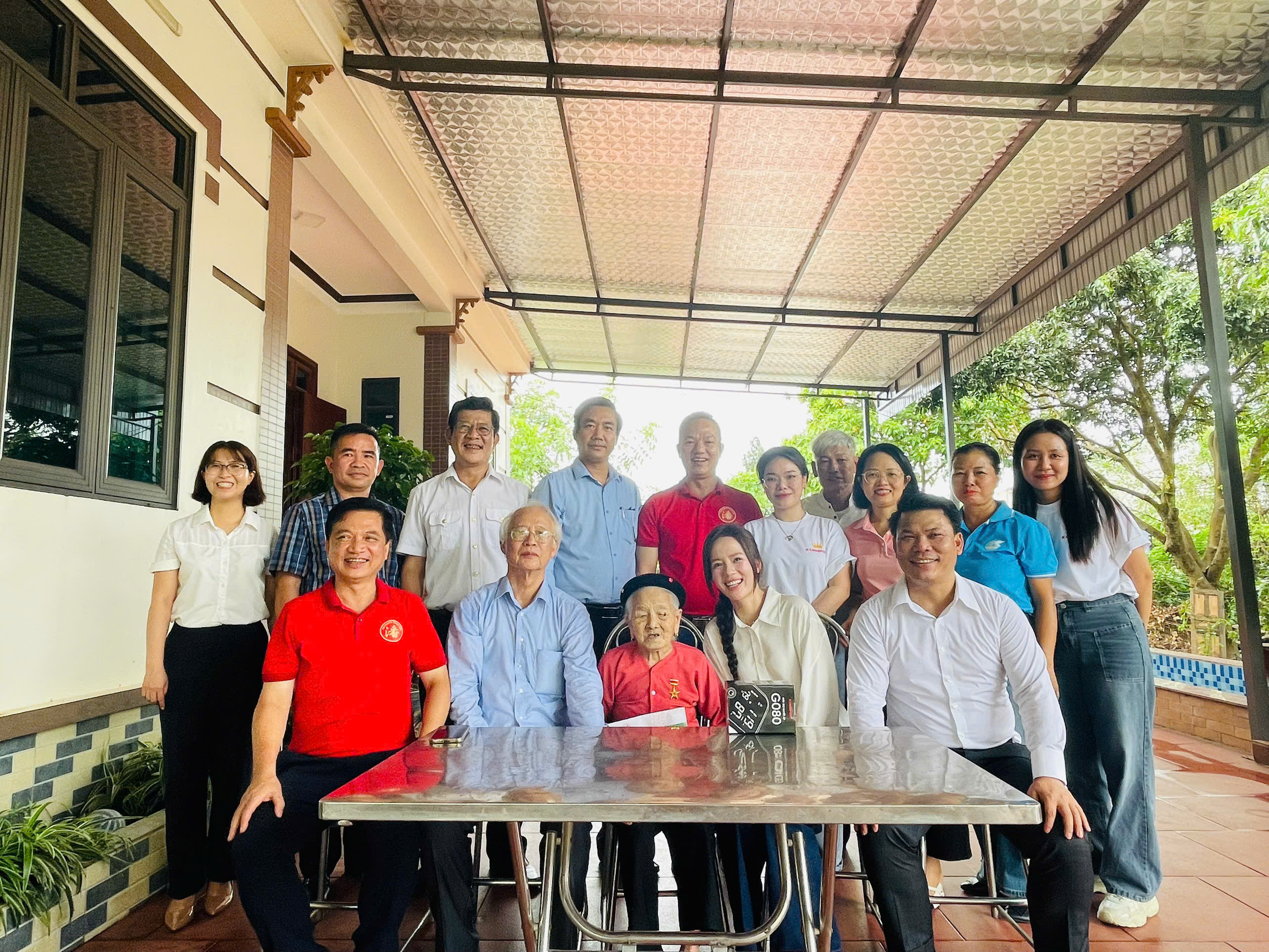 ẢNH CHƯƠNG TRÌNH - SỐNG MÃI VỚI NON SÔNG - TRAO QUÀ TẠI THÁI NGUYÊN