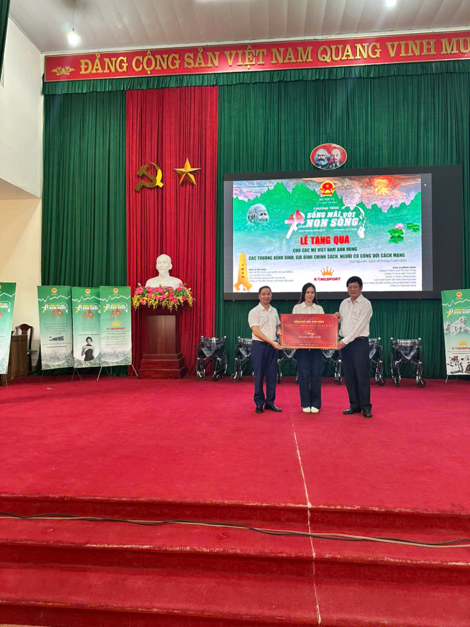 ẢNH CHƯƠNG TRÌNH - SỐNG MÃI VỚI NON SÔNG - TRAO QUÀ TẠI THÁI NGUYÊN