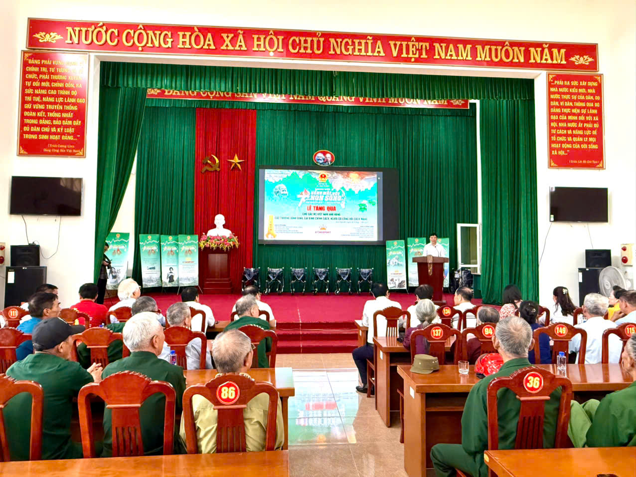 ẢNH CHƯƠNG TRÌNH - SỐNG MÃI VỚI NON SÔNG - TRAO QUÀ TẠI THÁI NGUYÊN