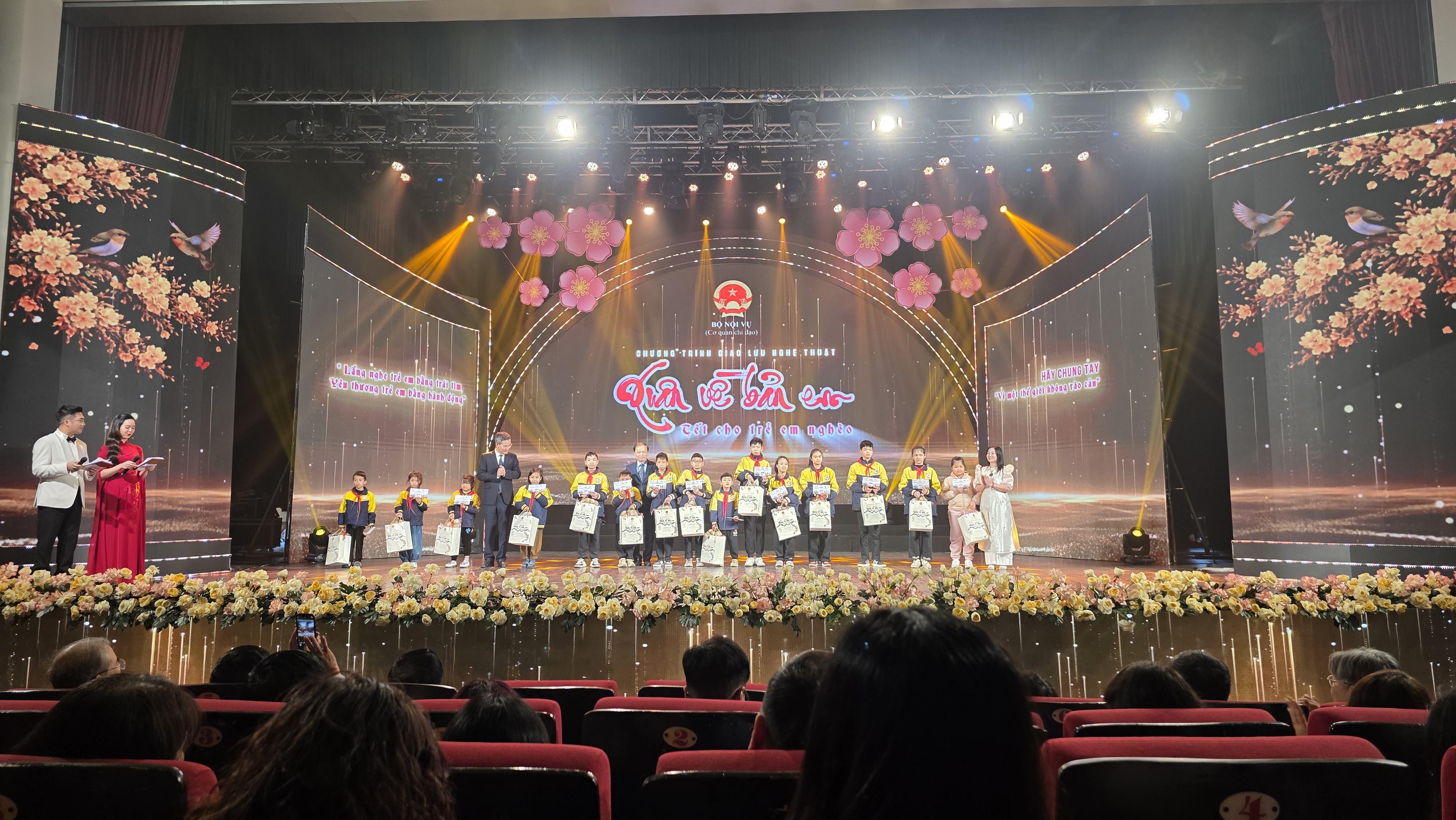 ẢNH CHƯƠNG TRÌNH - Chương trình giao lưu nghệ thuật " Xuân về bản em " năm 2026 -  Truyền hình trực tiếp - Trao quà đợt 3