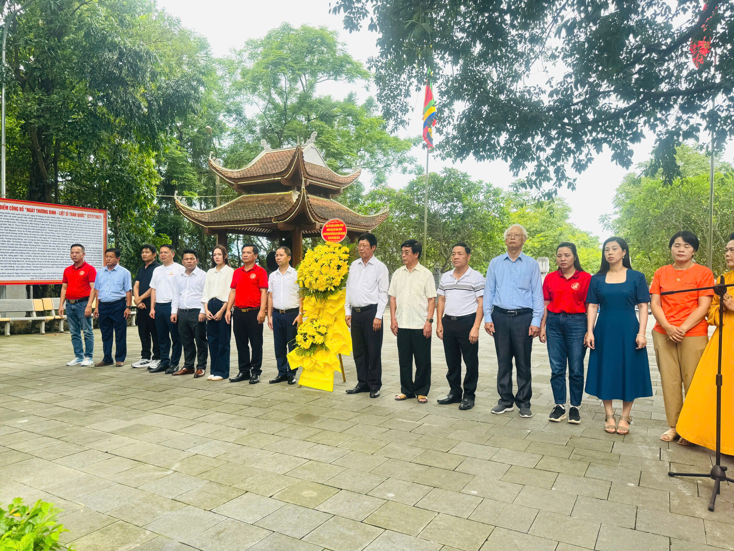 ẢNH CHƯƠNG TRÌNH - SỐNG MÃI VỚI NON SÔNG - TRAO QUÀ TẠI THÁI NGUYÊN