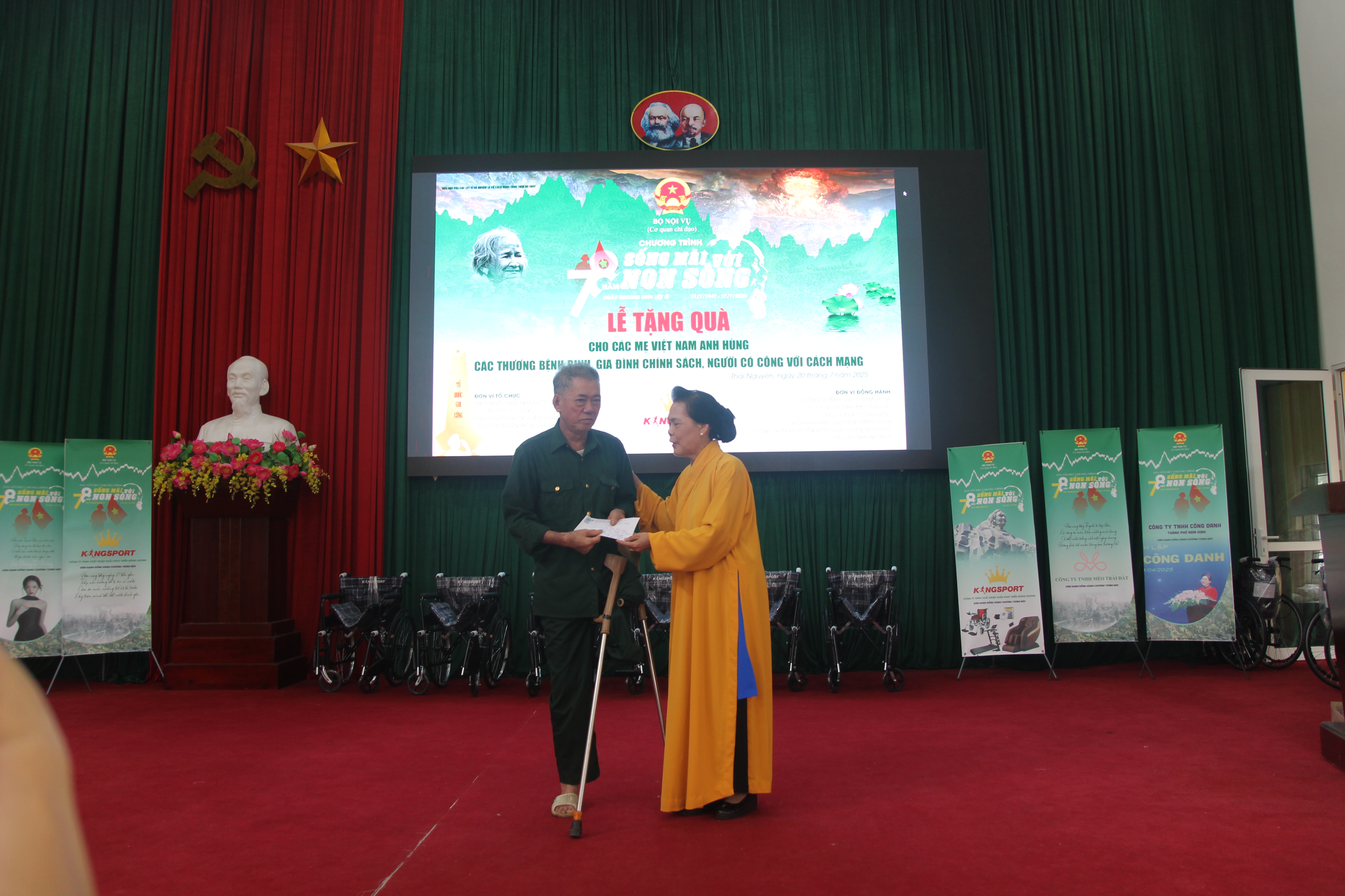 ẢNH CHƯƠNG TRÌNH - SỐNG MÃI VỚI NON SÔNG - TRAO QUÀ TẠI THÁI NGUYÊN