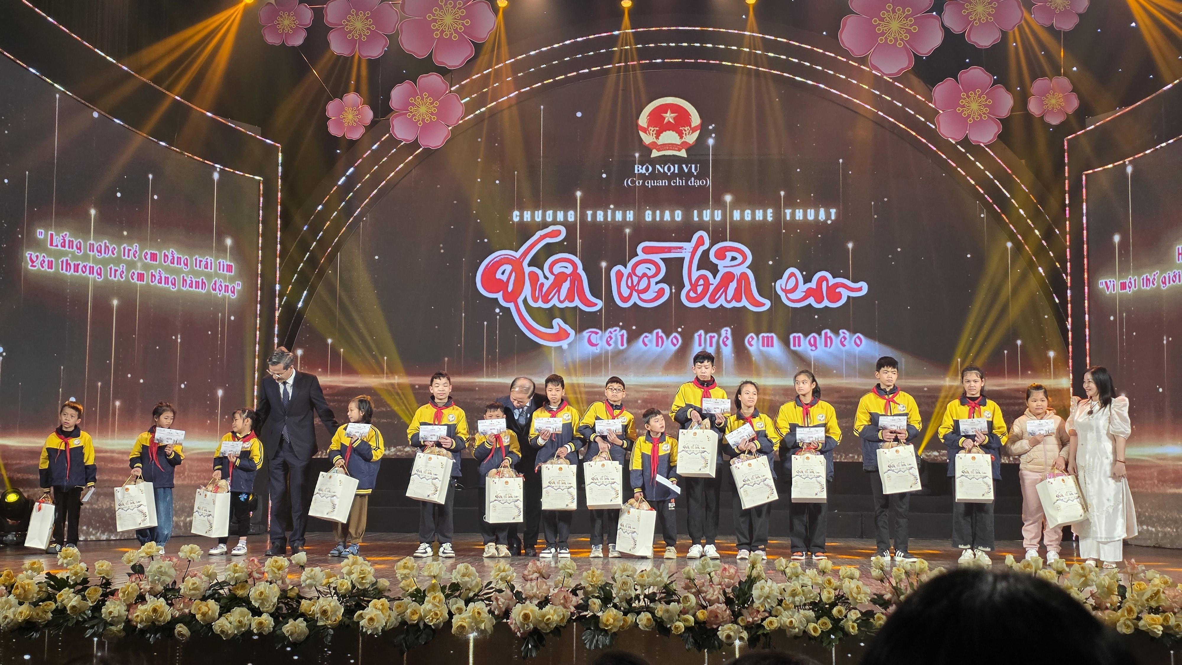 ẢNH CHƯƠNG TRÌNH - Chương trình giao lưu nghệ thuật " Xuân về bản em " năm 2026 -  Truyền hình trực tiếp - Trao quà đợt 3