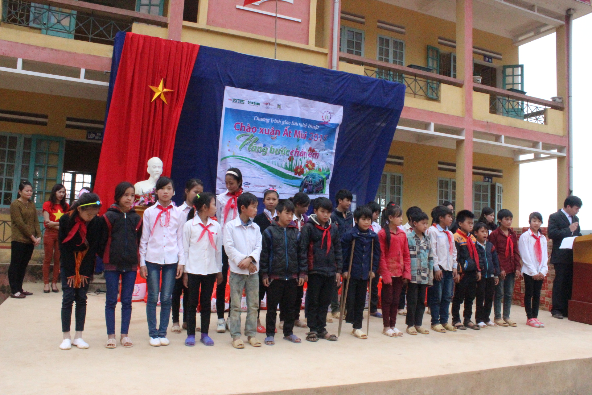 NÂNG BƯỚC CHÂN EM - NĂM 2015