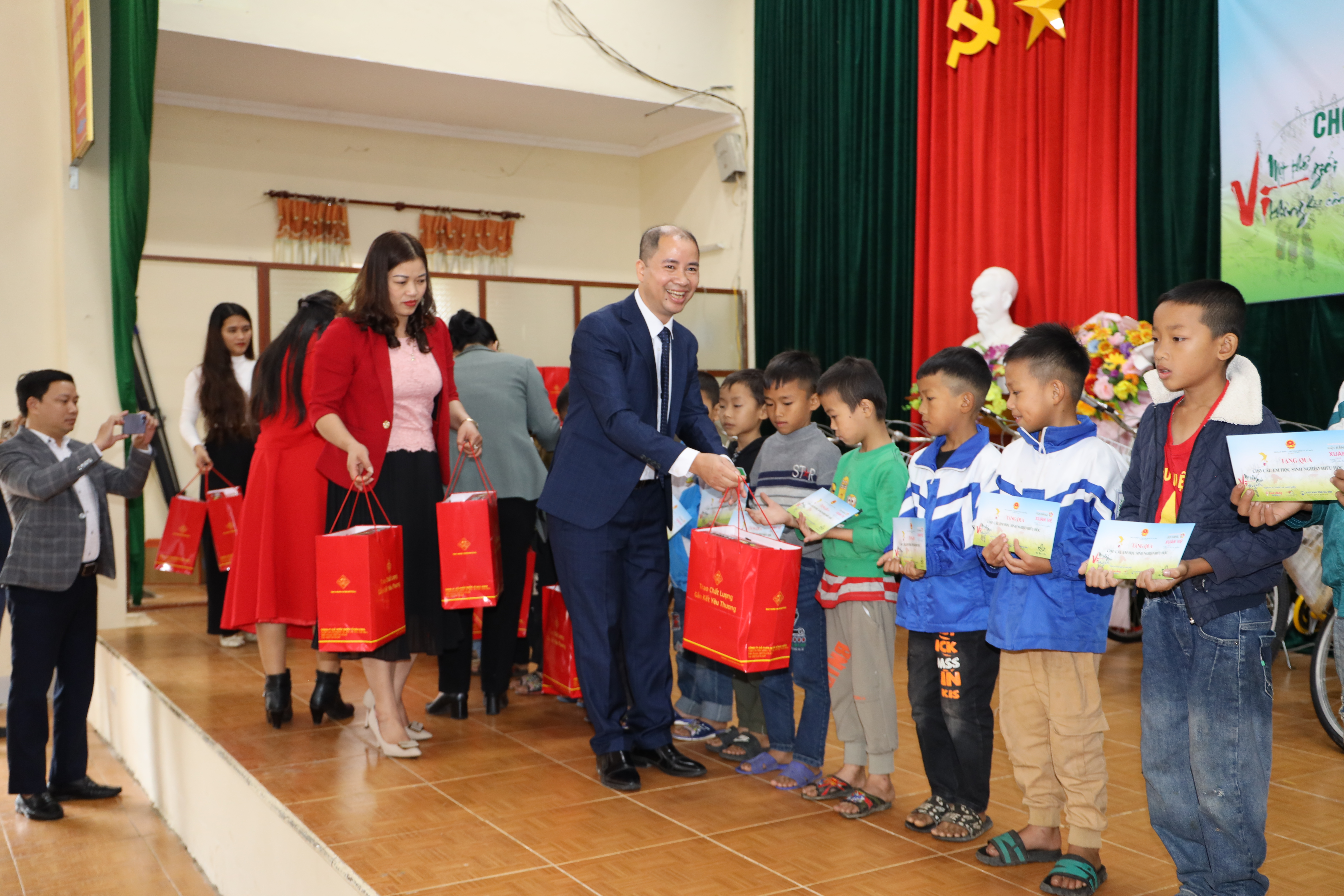 CHỦ ĐỀ TẾT CHO TRẺ EM NGHÈO