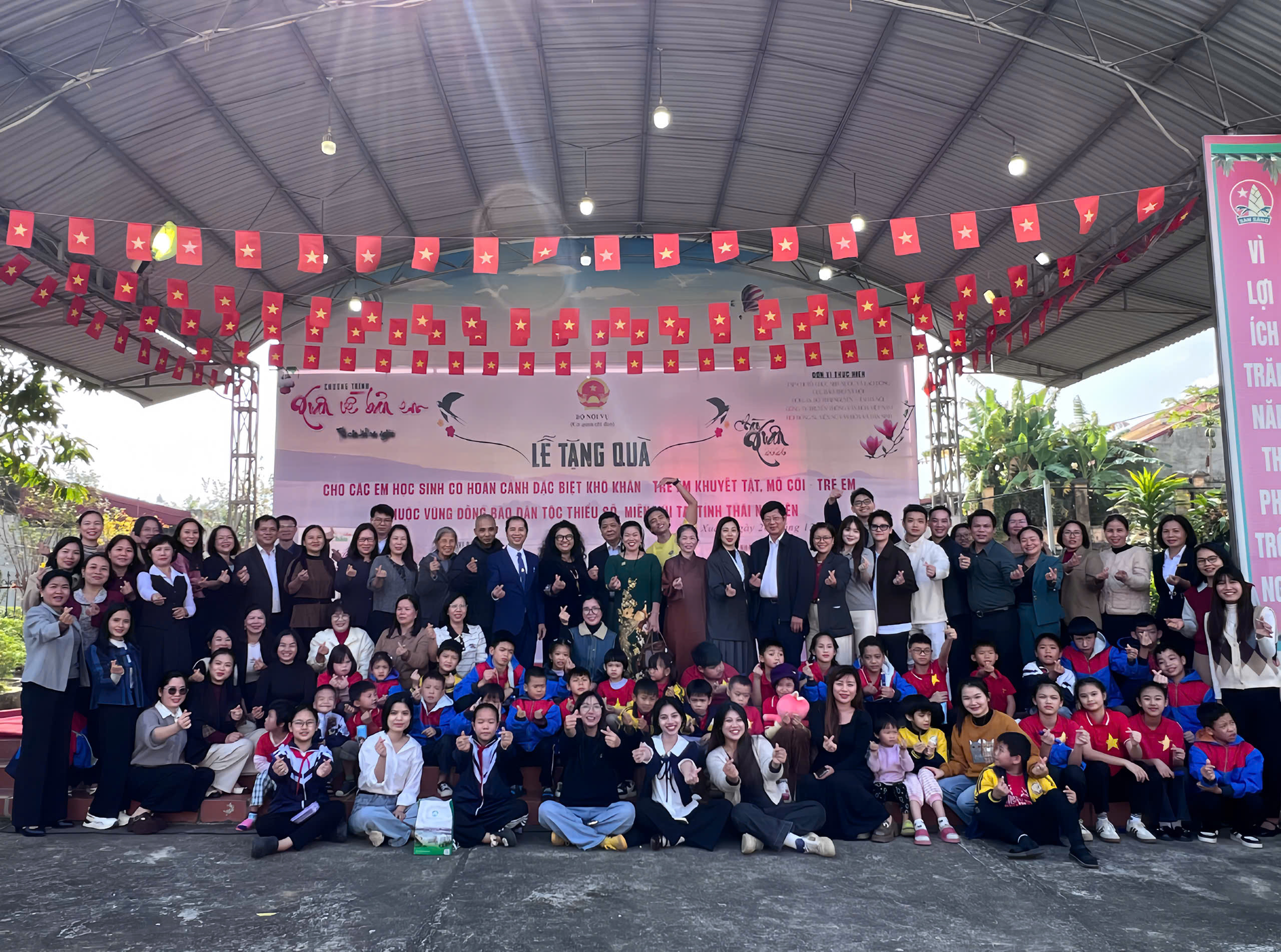 "XUÂN VỀ BẢN EM" - TRAO QUÀ ĐỢT 2