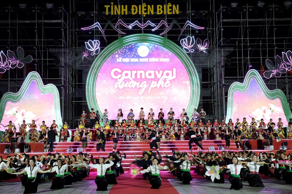 Gần 3000 người tham gia Carnaval đường phố giữa mùa hoa ban rực rỡ của tỉnh Điện Biên